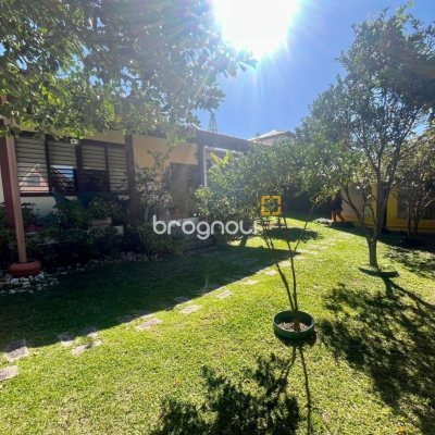 Casa com 392m², 3 quartos (sendo 1 suíte), 4 garagens, no bairro Lagoa da Conceição em Florianópolis