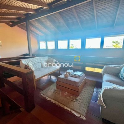 Casa com 392m², 3 quartos (sendo 1 suíte), 4 garagens, no bairro Lagoa da Conceição em Florianópolis
