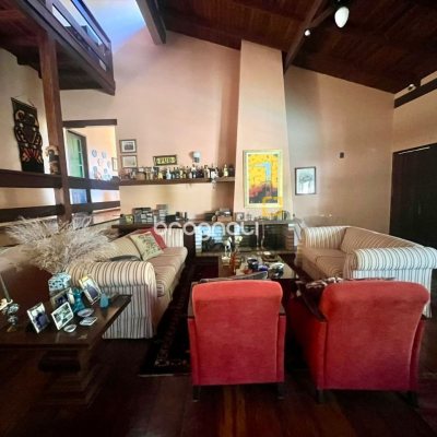 Casa com 392m², 3 quartos (sendo 1 suíte), 4 garagens, no bairro Lagoa da Conceição em Florianópolis