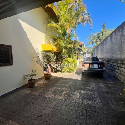 Casa com 392m², 3 quartos (sendo 1 suíte), 4 garagens, no bairro Lagoa da Conceição em Florianópolis