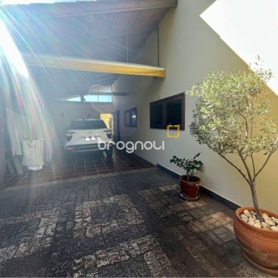 Casa com 392m², 3 quartos (sendo 1 suíte), 4 garagens, no bairro Lagoa da Conceição em Florianópolis