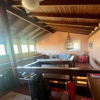 Casa com 392m², 3 quartos (sendo 1 suíte), 4 garagens, no bairro Lagoa da Conceição em Florianópolis