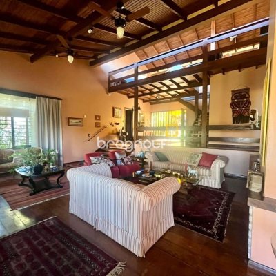 Casa com 392m², 3 quartos (sendo 1 suíte), 4 garagens, no bairro Lagoa da Conceição em Florianópolis