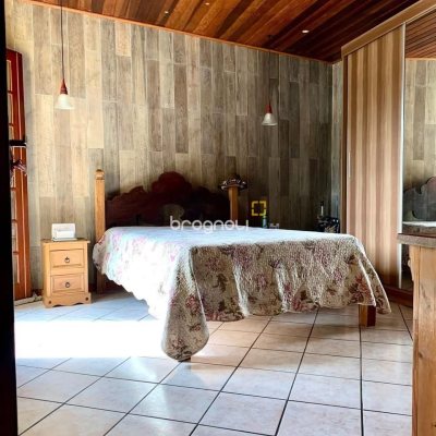 Casa com 157m², 4 quartos, 1 garagem, no bairro Armação em Florianópolis