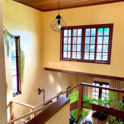 Casa com 157m², 4 quartos, 1 garagem, no bairro Armação em Florianópolis