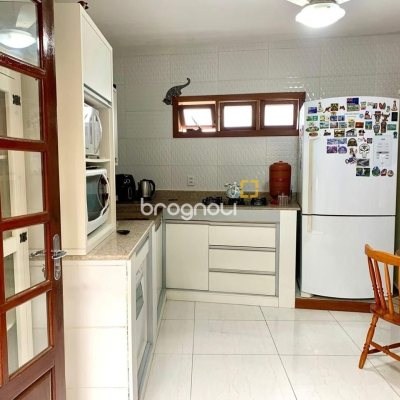 Casa com 157m², 4 quartos, 1 garagem, no bairro Armação em Florianópolis