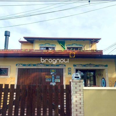 Casa com 157m², 4 quartos, 1 garagem, no bairro Armação em Florianópolis