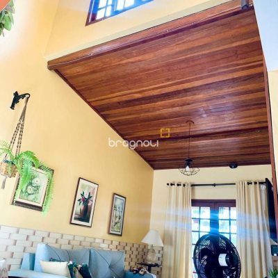 Casa com 157m², 4 quartos, 1 garagem, no bairro Armação em Florianópolis