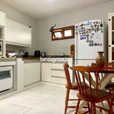 Casa com 157m², 4 quartos, 1 garagem, no bairro Armação em Florianópolis