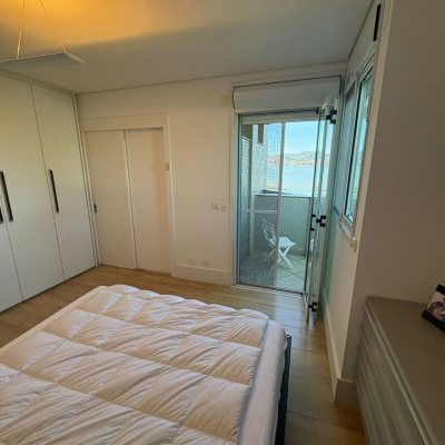 Apartamento com 299m², 4 quartos (sendo 4 suítes), 3 garagens, no bairro Coqueiros em Florianópolis