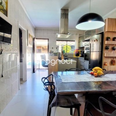 Casa com 177m², 3 quartos, 3 garagens, no bairro Bom Viver em Biguaçu