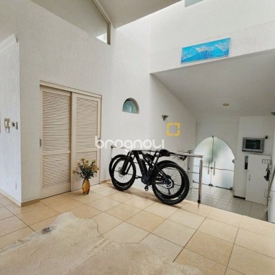 Casa com 870m², 8 quartos (sendo 8 suítes), 4 garagens, no bairro Lagoa da Conceição em Florianópolis