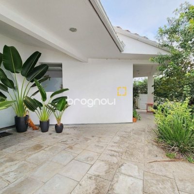 Casa com 870m², 8 quartos (sendo 8 suítes), 4 garagens, no bairro Lagoa da Conceição em Florianópolis