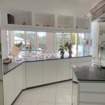 Casa com 870m², 8 quartos (sendo 8 suítes), 4 garagens, no bairro Lagoa da Conceição em Florianópolis