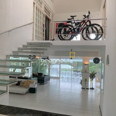 Casa com 870m², 8 quartos (sendo 8 suítes), 4 garagens, no bairro Lagoa da Conceição em Florianópolis
