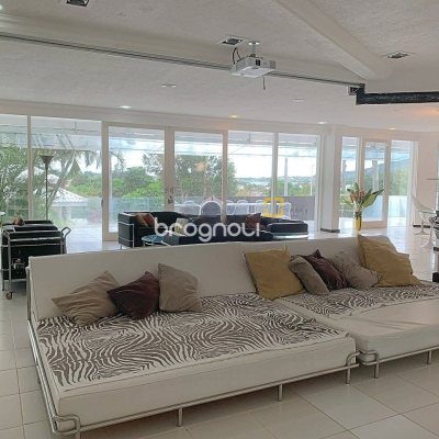 Casa com 870m², 8 quartos (sendo 8 suítes), 4 garagens, no bairro Lagoa da Conceição em Florianópolis