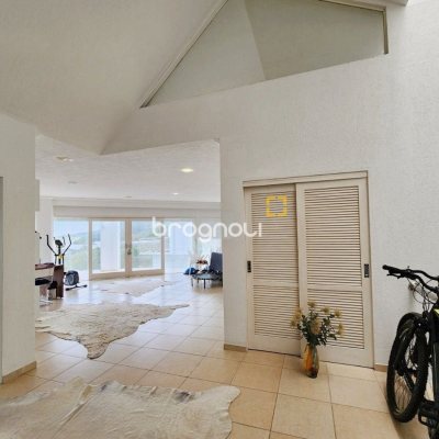 Casa com 870m², 8 quartos (sendo 8 suítes), 4 garagens, no bairro Lagoa da Conceição em Florianópolis