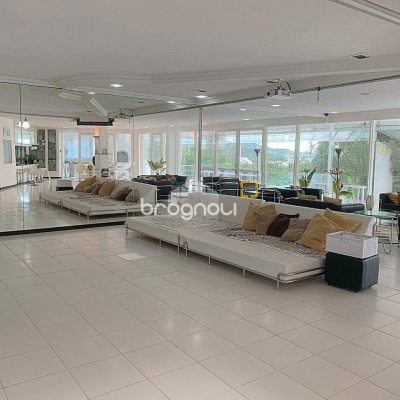 Casa com 870m², 8 quartos (sendo 8 suítes), 4 garagens, no bairro Lagoa da Conceição em Florianópolis