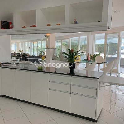 Casa com 870m², 8 quartos (sendo 8 suítes), 4 garagens, no bairro Lagoa da Conceição em Florianópolis
