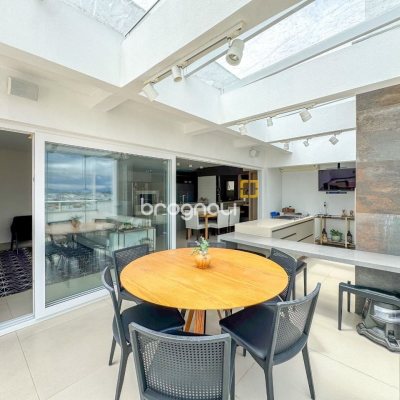 Cobertura com 175m², 3 quartos (sendo 2 suítes), 2 garagens, no bairro Estreito em Florianópolis