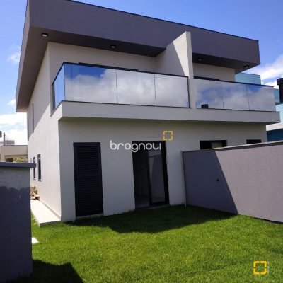 Casa com 131m², 3 quartos (sendo 1 suíte), 2 garagens, no bairro Carianos em Florianópolis
