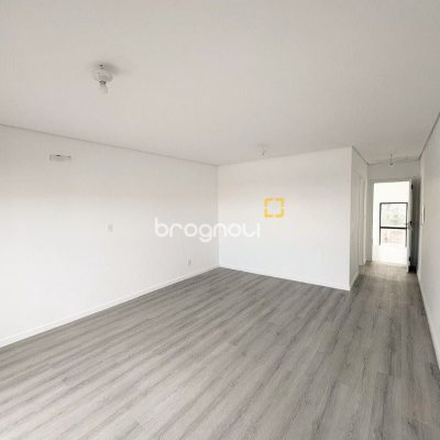 Casa com 131m², 3 quartos (sendo 1 suíte), 2 garagens, no bairro Carianos em Florianópolis
