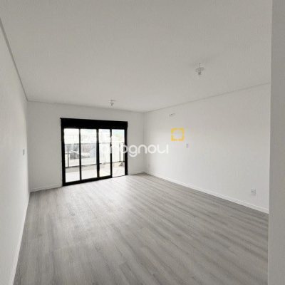 Casa com 131m², 3 quartos (sendo 1 suíte), 2 garagens, no bairro Carianos em Florianópolis