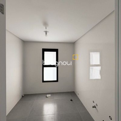 Casa com 131m², 3 quartos (sendo 1 suíte), 2 garagens, no bairro Carianos em Florianópolis