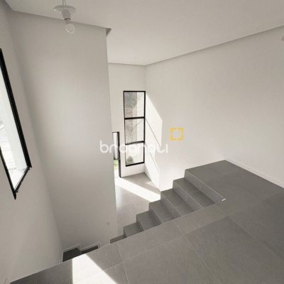 Casa com 131m², 3 quartos (sendo 1 suíte), 2 garagens, no bairro Carianos em Florianópolis