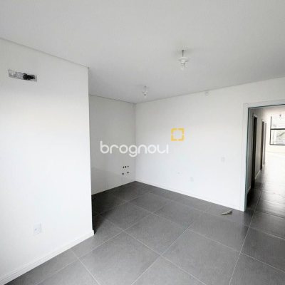 Casa com 131m², 3 quartos (sendo 1 suíte), 2 garagens, no bairro Carianos em Florianópolis