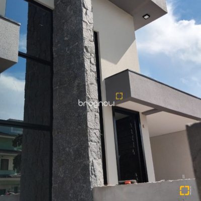 Casa com 131m², 3 quartos (sendo 1 suíte), 2 garagens, no bairro Carianos em Florianópolis