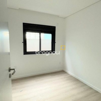 Casa com 131m², 3 quartos (sendo 1 suíte), 2 garagens, no bairro Carianos em Florianópolis