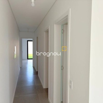 Casa com 131m², 3 quartos (sendo 1 suíte), 2 garagens, no bairro Carianos em Florianópolis
