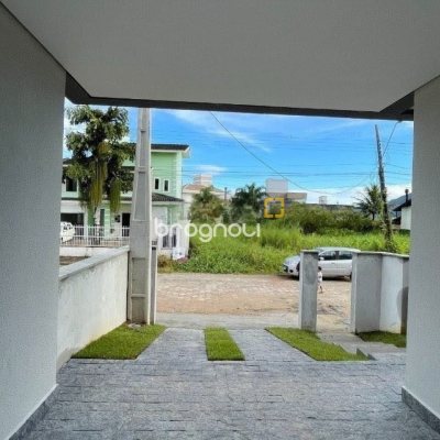 Casa com 131m², 3 quartos (sendo 1 suíte), 2 garagens, no bairro Carianos em Florianópolis
