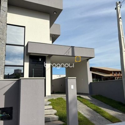 Casa com 131m², 3 quartos (sendo 1 suíte), 2 garagens, no bairro Carianos em Florianópolis