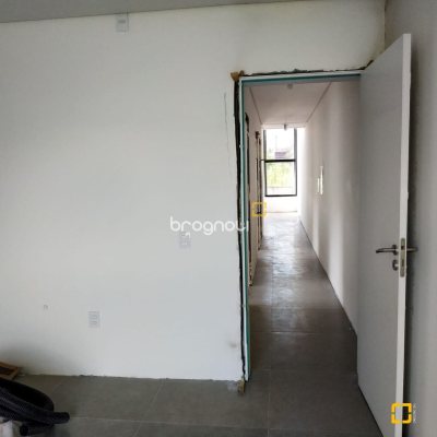 Casa com 131m², 3 quartos (sendo 1 suíte), 2 garagens, no bairro Carianos em Florianópolis