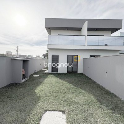 Casa com 131m², 3 quartos (sendo 1 suíte), 2 garagens, no bairro Carianos em Florianópolis