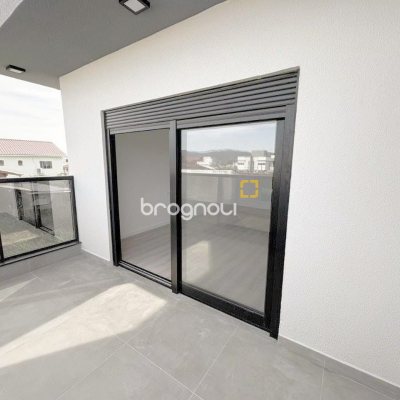 Casa com 131m², 3 quartos (sendo 1 suíte), 2 garagens, no bairro Carianos em Florianópolis