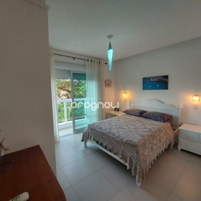 Casa com 475m², 7 quartos (sendo 7 suítes), 8 garagens, no bairro Canasvieiras em Florianópolis