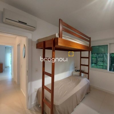 Casa com 475m², 7 quartos (sendo 7 suítes), 8 garagens, no bairro Canasvieiras em Florianópolis