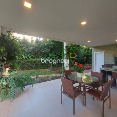 Casa com 475m², 7 quartos (sendo 7 suítes), 8 garagens, no bairro Canasvieiras em Florianópolis
