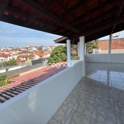 Casa com 239m², 4 quartos (sendo 1 suíte), 4 garagens, no bairro Barreiros em São José
