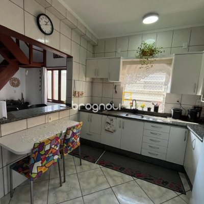 Casa com 239m², 4 quartos (sendo 1 suíte), 4 garagens, no bairro Barreiros em São José
