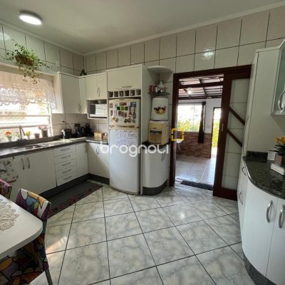 Casa com 239m², 4 quartos (sendo 1 suíte), 4 garagens, no bairro Barreiros em São José