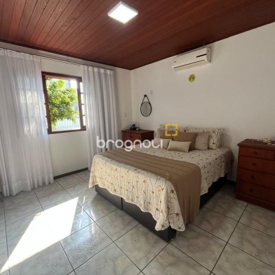 Casa com 239m², 4 quartos (sendo 1 suíte), 4 garagens, no bairro Barreiros em São José