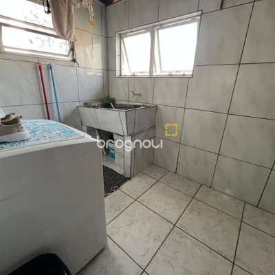 Casa com 239m², 4 quartos (sendo 1 suíte), 4 garagens, no bairro Barreiros em São José