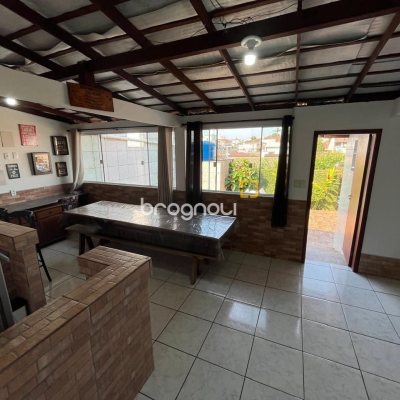Casa com 239m², 4 quartos (sendo 1 suíte), 4 garagens, no bairro Barreiros em São José