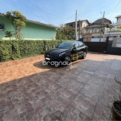 Casa com 239m², 4 quartos (sendo 1 suíte), 4 garagens, no bairro Barreiros em São José