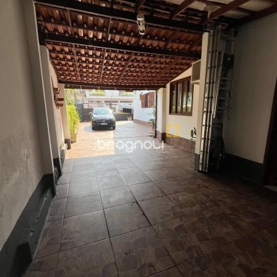 Casa com 239m², 4 quartos (sendo 1 suíte), 4 garagens, no bairro Barreiros em São José