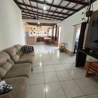 Casa com 239m², 4 quartos (sendo 1 suíte), 4 garagens, no bairro Barreiros em São José